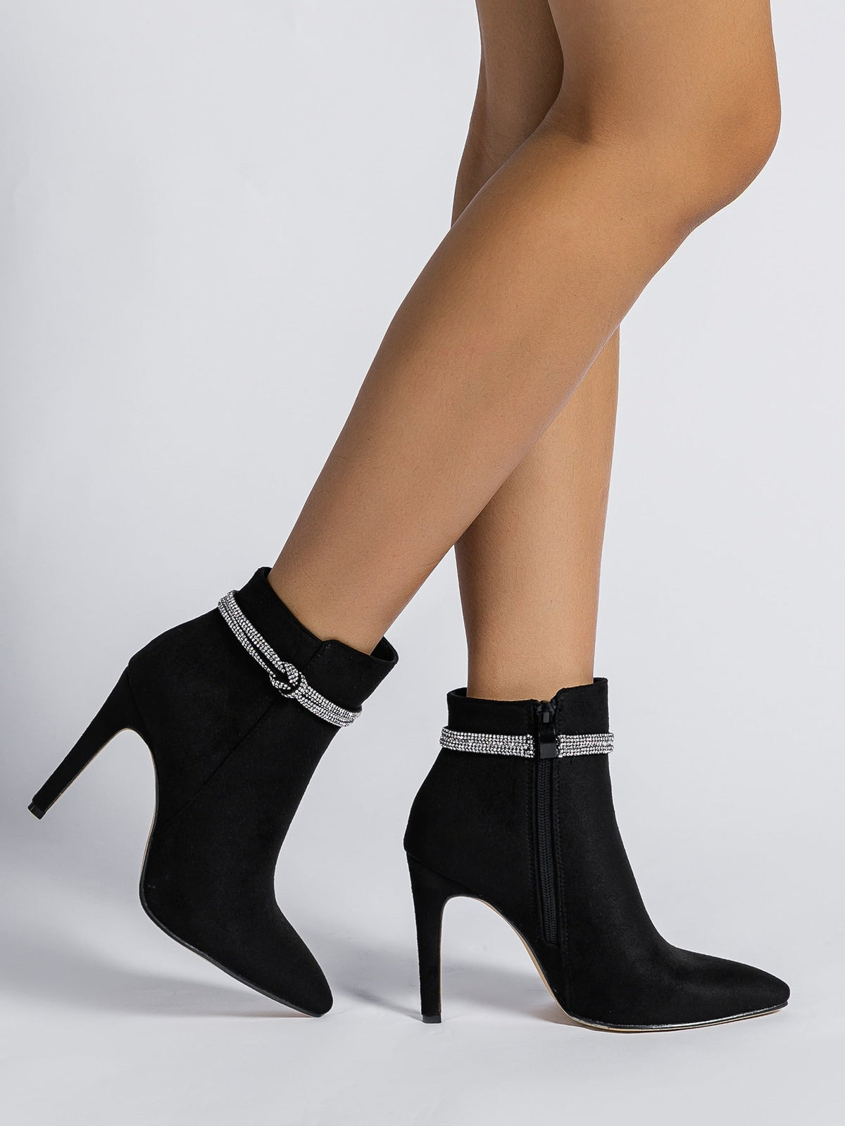 Botines Elegantes con Pedrería y Tacón de Aguja